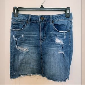 𝟏𝟖𝟐𝟐 Denim skirt. Distressed look.
